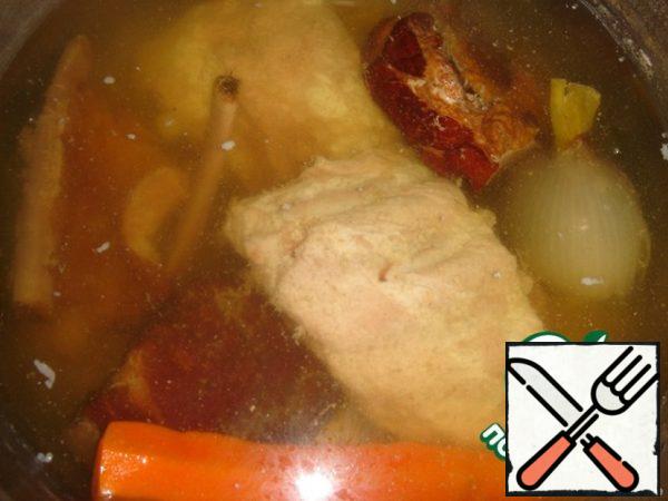 First you need to cook the broth. The ratio of cricket and smoked leg should be 2:1. I took the ribs.
When cooking, add onion, carrot and parsley root to the broth. Broth is usually prepared in advance