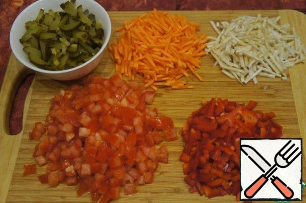 Wash and peel the vegetables. Finely chop the onion. Carrots, celery root, peppers and cucumbers cut into strips. Cut tomatoes into cubes. Garlic is passed through a press.