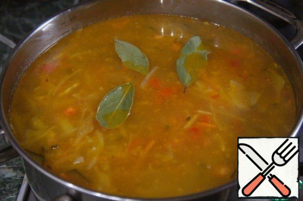 Then add the peas with liquid, fried vegetables, salt and pepper, bay leaf, cook all together for 5 minutes. Remove the pan from the heat, add the garlic, cover and let stand for 15 minutes.