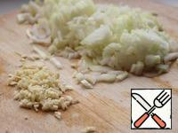 Onions and garlic peel and finely chop. Into a pan pour 1 tbsp oil, heat, then lay the sliced onions. Fry until golden brown, then add garlic and cook for another 1-2 minutes. Transfer to a plate.
