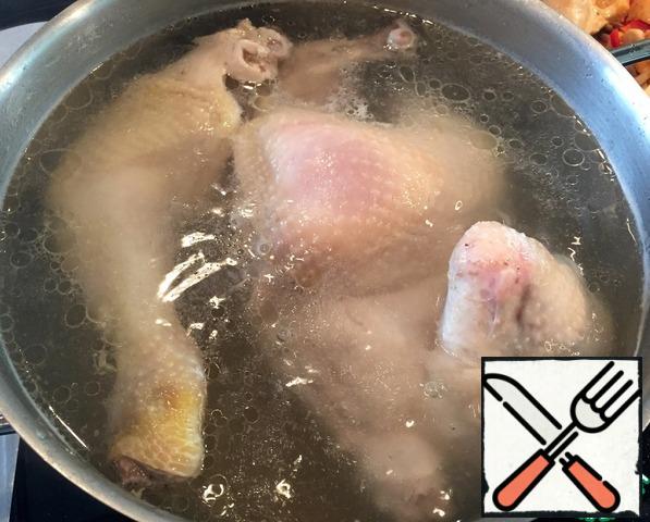 Prepare a portion of chicken legs. Boil over low heat and remove the foam. Add the bay leaf.