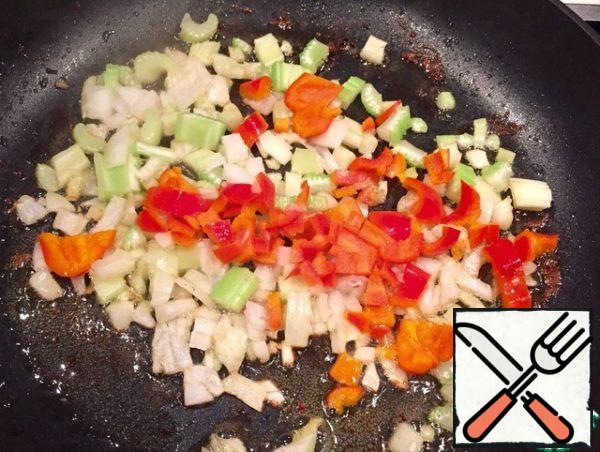 Take out the chicken and take it apart. Cut the meat and return it to the broth. Cut the potatoes into small cubes and put them in the broth. Boil everything over low heat.
Add finely chopped pickled cabbage. Fry the onion, celery, carrot and half of the bell pepper.