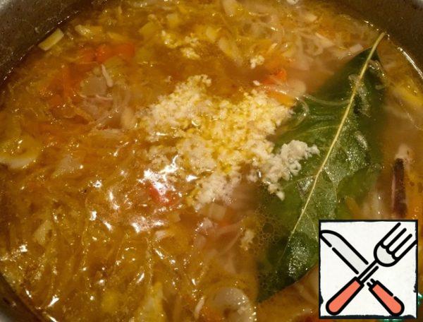 Put all the vegetables in the broth. Cook until tender. And 5 minutes before the end of cooking the soup, squeeze out the garlic.
Turn off the stove. Cover the soup with a lid and let it brew for 15 minutes, that's it. You can serve.