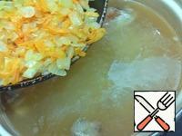 Onions finely cut, fry in butter until golden brown and add grated carrot on a coarse grater. Fry for 3-4 minutes and add to the pan with soup.