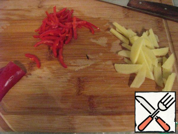 Wash the chili pepper, remove the seeds and finely chop.
Peel the ginger root (about 2-3 cm) and cut into thin slices.