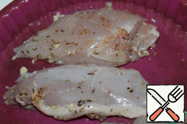 Put the chicken breast in a baking dish, pour vegetable oil, sprinkle with spices (oregano, salt, pepper). Crush 2 cloves of garlic. And bake in a preheated oven at 190 degrees for 25 minutes, turn over after 15 minutes.