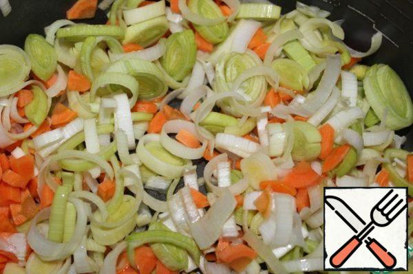 In the pot, heat 2 tbsp of vegetable oil, fry the carrots and onions until soft, add the tomato, a little put out, add tomato paste, soy sauce, chili sauce, crush ginger and 3 cloves of garlic through the garlic press, cook for 2-3 minutes.
