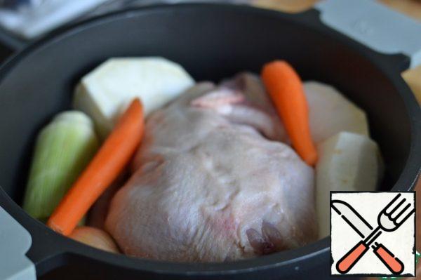 Wash and peel the prepared chicken, 1 carrot and 1 parsley, celery, pour water and put it on a slow fire.