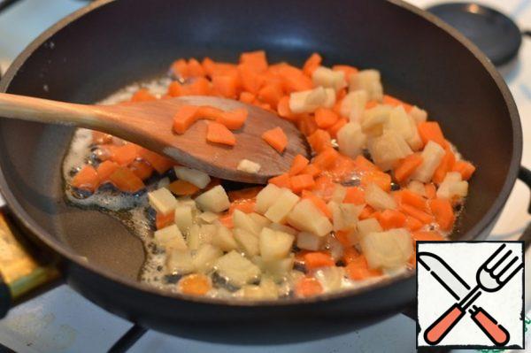 1 carrot, 1 parsley root, peel and cut into small pieces.
Melt the butter in a frying pan and fry the prepared vegetables.
Add them to the boiling broth. Salt.
