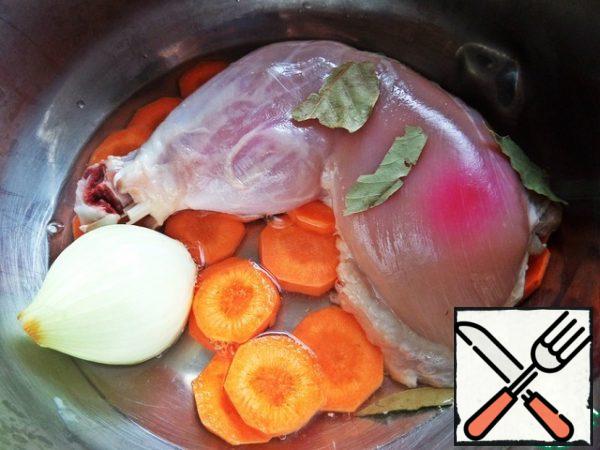 Take to chicken without skin, pour cold water and put to boil.Add any spices, as in ordinary broth, add salt to taste. 