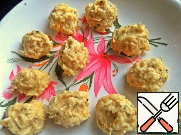 Sculpt balls. It is difficult to sculpt them in the hands because of a small amount of flour, but they will be airy.