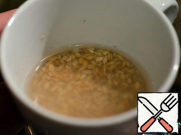 Soak pearl barley in water for 1 hour.
