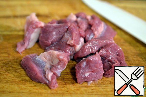 Cut the meat into small pieces.