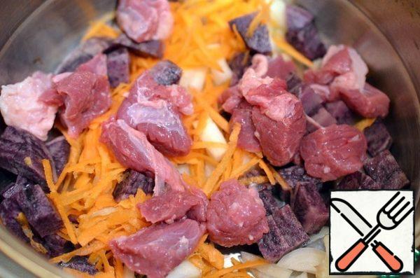 Put the chopped vegetables and meat in a frying pan.Cover with a lid, turn on the stove, cook over low heat.