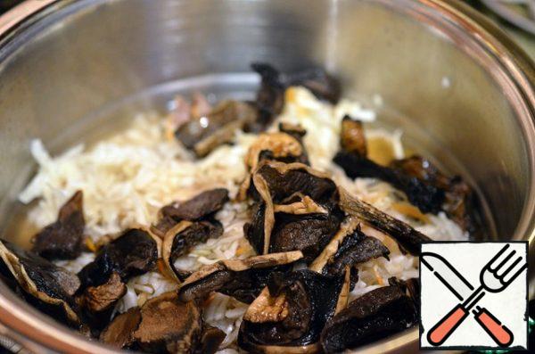 Mushrooms together with the liquid in which they were soaked. Cover with a lid and leave for 30 minutes. Add the crushed garlic and, if necessary, bring it to the desired consistency with hot water.