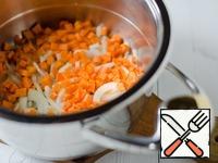 Cut the carrots and onions into small cubes and put them on the bottom of a cold frying pan.