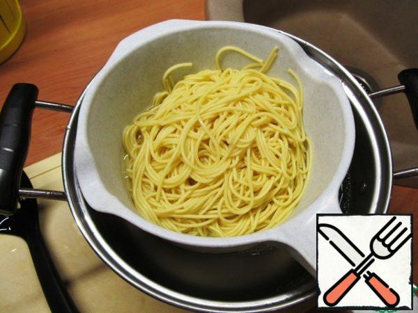 Noodles at this time should also already be ready. Flip it into a colander.