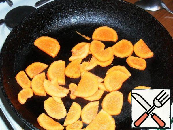 Carrots are fried on dry (!!!) pan until the color changes.