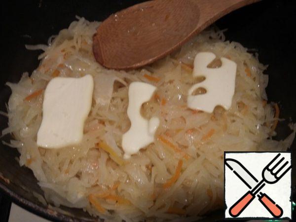 After the water from the cabbage evaporated, put in a pan the butter and fry about 5-7 minutes.