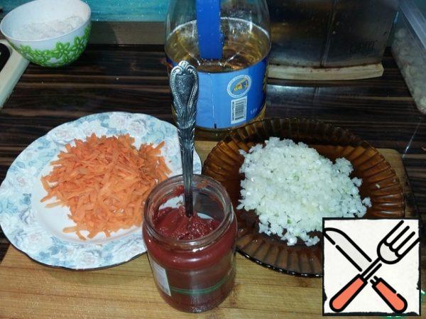 We receive our products for baking. Chop the onion very finely, grate the carrots on a coarse grater.