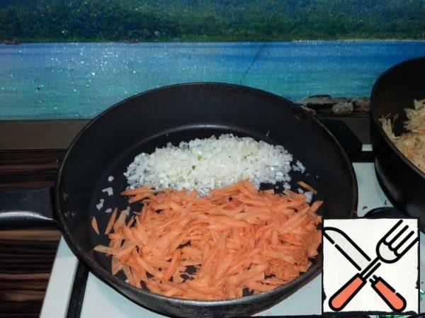 In a pan pour vegetable oil, spread the onions and carrots, fry until golden brown onions. After that, add tomato paste and fry for about 3-4 minutes.
