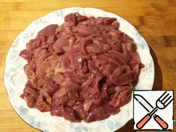 Meanwhile, while the meat cools, the broth, lay the cabbage, diced potatoes, cracklings, barley. Next, cut into a medium-sized liver. Something like this. 