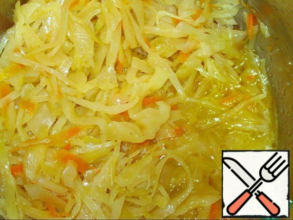 Squeeze out the cabbage, if it seems too sour, rinse with cold water. I don't flush. Transfer to a small saucepan, pour 200 ml of water, add butter and simmer on low heat for 50-60 minutes.
