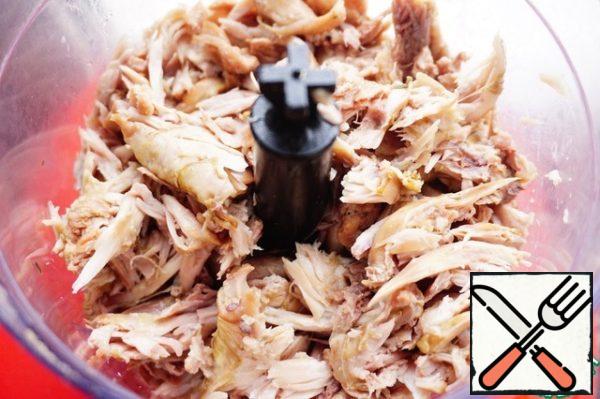What to do with the remaining necks? Let's make a paste out of them. Peel the meat. Put the meat in a blender bowl.