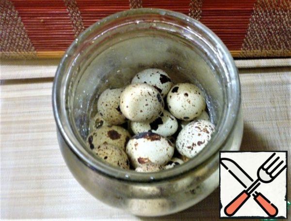 To serve, prepare quail eggs.