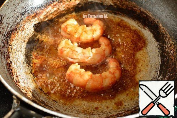 Peel shrimps, put in a pan and add soy sauce. Stir-Fry the shrimp until light brown.