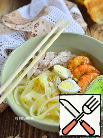 In a bowl put cooked noodles, chicken, shrimp, leeks, eggs, pour the broth, salt to taste and sprinkle with seeds.