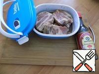 The pig's neck was cut into pieces approximately 1.5 sm thick. Poured soy sauce, balsamic (you can take lemon juice), sunflower oil, pepper, mixed, closed with a lid and removed in the refrigerator. The meat was marinated for 4 hours. You can and less time.