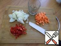 Cut onions, carrots and bulgarian peppers at arbitrarily.