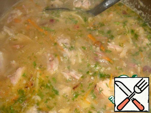 At the end we add the greens, and only now we can taste it. Considering that ham and cabbage are quite salty, you may need quite a bit of salt. Bring to a boil and turn off.
The soup turns out to be hearty and thick. When serving, you can add sour cream to the bowl.