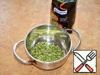 Peas chipped wash and put in a saucepan, pour water, bring to a boil and boil under a lid for 15 minutes.