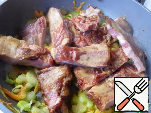 Cut the ribs into one bone, add to the vegetables and fry for 7-8 minutes.