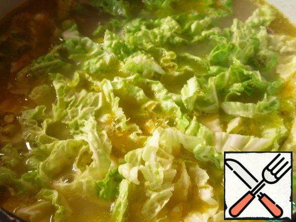 Add chopped Peking cabbage, cook for another 5 minutes.
Let stand under the lid for 20-25 minutes.