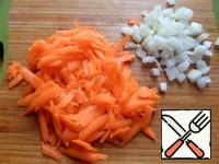 Grate the carrots, cut half of the onion into slices.