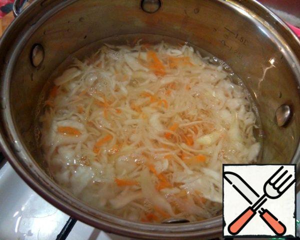 Put the cabbage in a saucepan, add 500 ml of water. Then bring to a boil, reduce the temperature to a minimum and cook for 30-40 minutes.