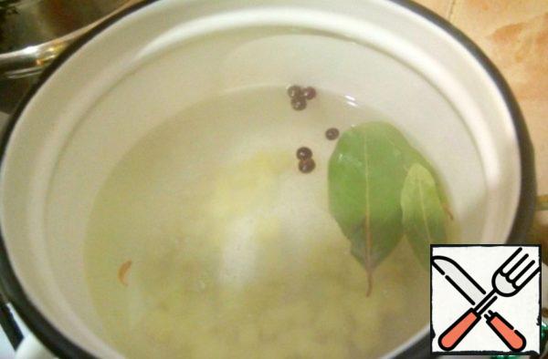 Peel the potatoes, and then cut into small cubes, send them to boiling water, add bay leaf and allspice. Cook until the potatoes are ready.