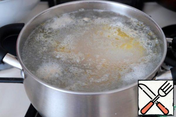Put in a saucepan with water and chicken on an intense heat, remove the foam when boiling. Reduce the heat to a minimum, add 5-6 peas of allspice, bay leaf, cook chicken legs until tender.