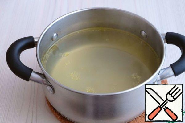 Put the broth on the fire again, bring it to a boil again. In a bowl, whisk 2 eggs.