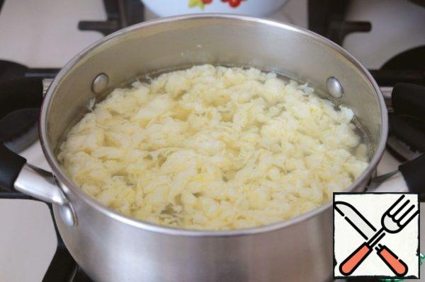 With a spoon, make a light whirlpool in a saucepan with broth, pour in the beaten eggs in a thin stream and immediately turn off the heat.