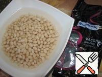 Beans pour cold water and leave at least 4 hours. Then drain the water, rinse the beans, pour clean water and boil until soft. Strain the beans in a sieve to drain excess water. I've been making beans for an hour.