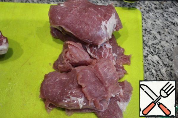 Cut the meat without veins, bones, films in small portions up to 1 cm thick.
