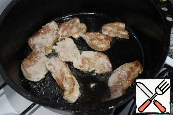 In a deep hot frying pan, greased with vegetable oil, fry the whole pork in one layer on both sides until roasting. Repeat the step until you run out of meat.