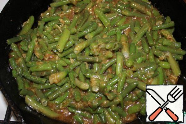 Put the completely thawed green beans in the pan and mix for 5 minutes.