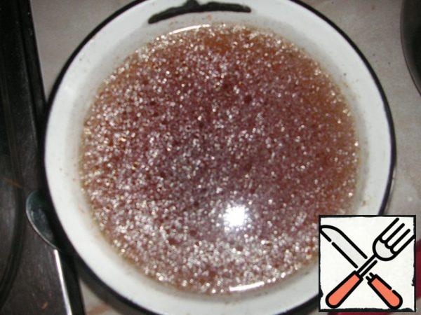 Broth is mixed with soy sauce, it should turn out to be a dark brown color.