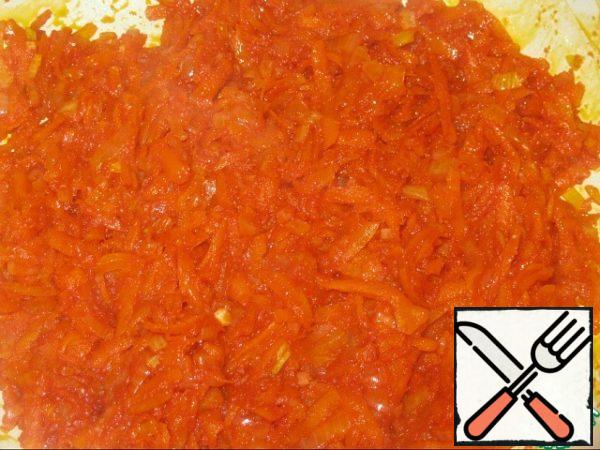 Cut onion finely, carrot RUB on a coarse grater. Fry in vegetable oil until soft, add the tomato paste, stir and keep frying for another 2-3 min.