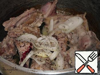 In a saucepan, heat the vegetable oil and lightly fry the meat with onions until golden brown, season with salt and pepper.
